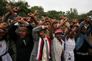 Demonstrators chant slogans while flashing the Oromo protest gesture during Irreecha, the thanksgiving festival of the Oromo people, in Bishoftu town, Oromia region, Ethiopia, October 2, 2016. REUTERS/Tiksa Negeri - RTSQF80