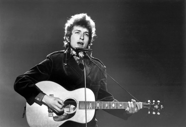 Nobel Edebiyat Ödülünün Sahibi Bob Dylan Oldu yazısı kapak görseli